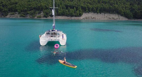 Corfú: crucero privado de día completo en el catamarán Lagoon