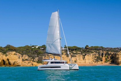 Albufeira: alquiler privado en catamarán al atardecer en el Algarve