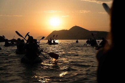 Dubrovnik: Begeleide kajakken op zee bij zonsondergang met hapjes en wijn