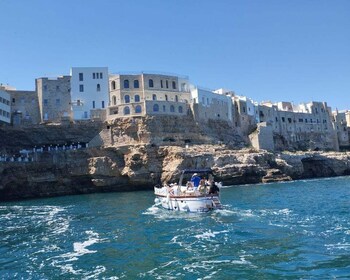 Monopoli: 2.5-hour Guided Boat Tour toPolignano a Mare Caves