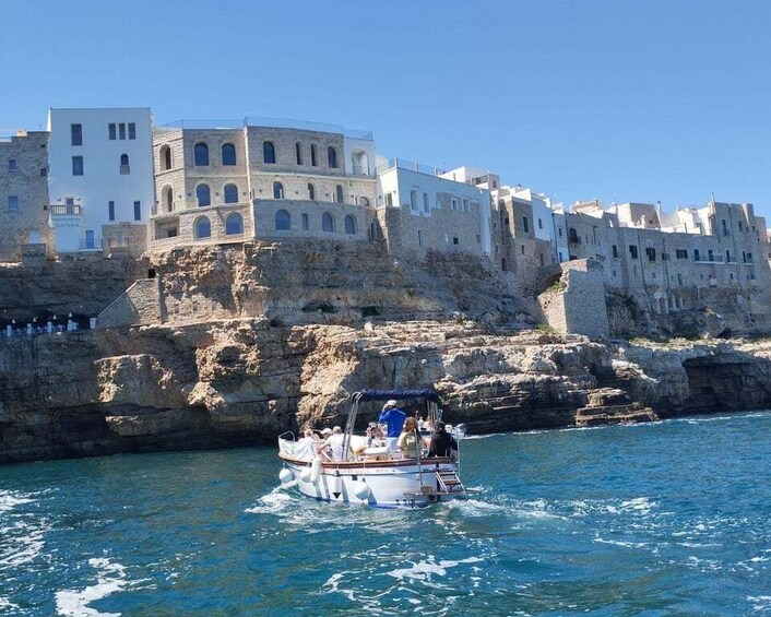 Monopoli: 2.5-hour Guided Boat Tour toPolignano a Mare Caves