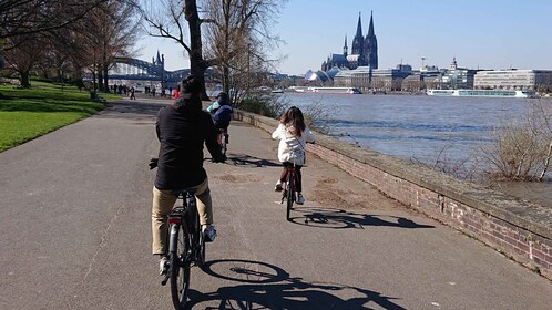 Keulen: E-bike panoramatour met gids