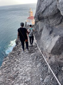 Caminata al atardecer hasta el faro de Doña Amélia