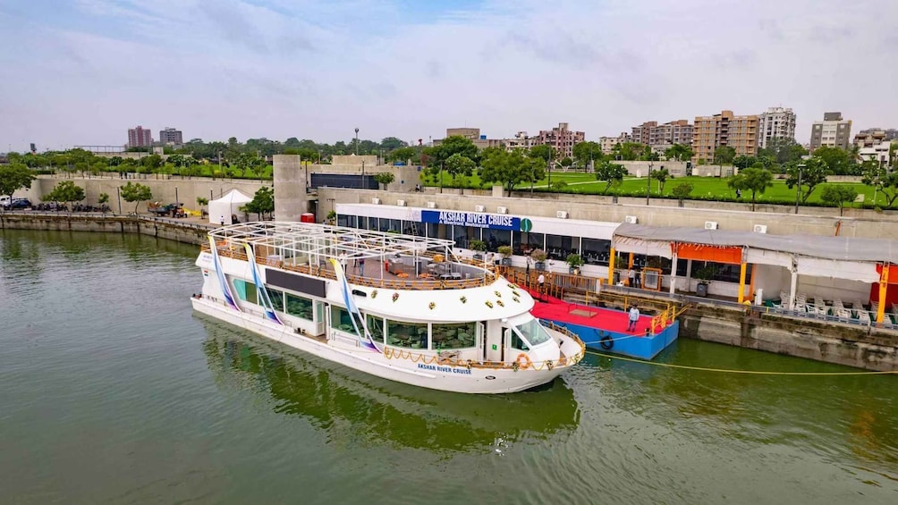 Ahmedabad: Sabarmati Riverfront Cruise with Dinner & Music