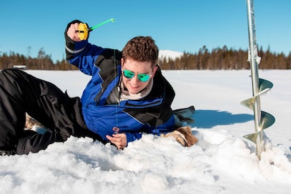 Ylläs: Aventura en moto de nieve con pesca en hielo