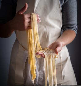 Clase de pasta y comida casera en el campo de Spoleto