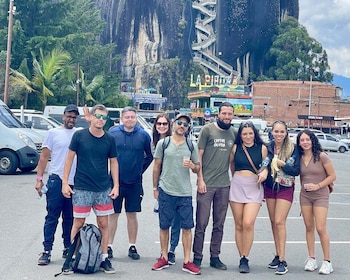 Ab Medellin: Tagesausflug nach Guatapé mit Felsen El Peñol und Mittagessen