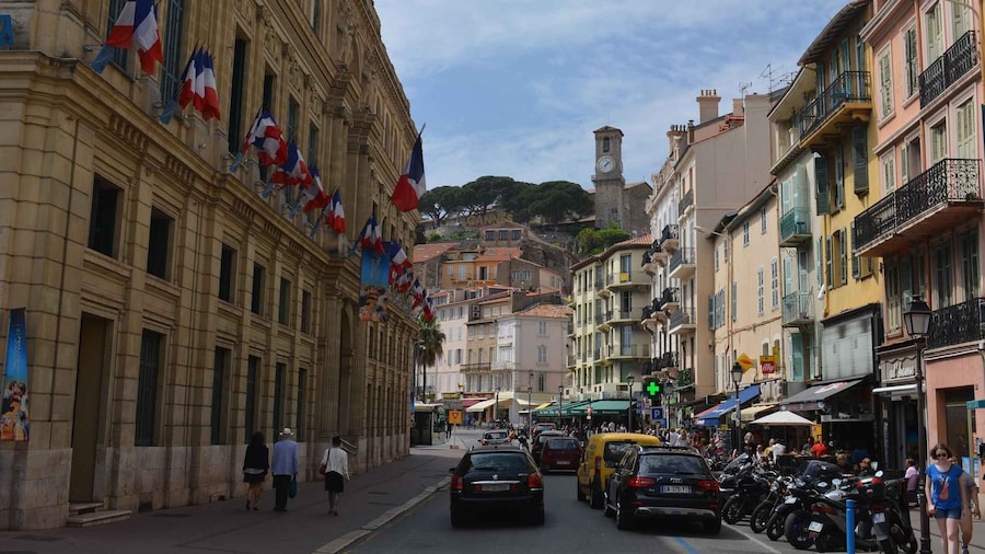 Cannes: Express Walk with a Local in 60 minutes