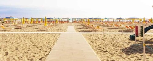 Riccione: 71 Strand mit Sonnenschirm, Sonnenliege und Aperitif