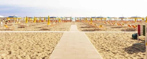 Riccione: 71 Playa con sombrilla, tumbona y aperitivo