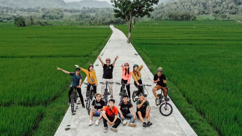 Picture 4 for Activity Pedal bike through rice terraces, forests and Lawang caves