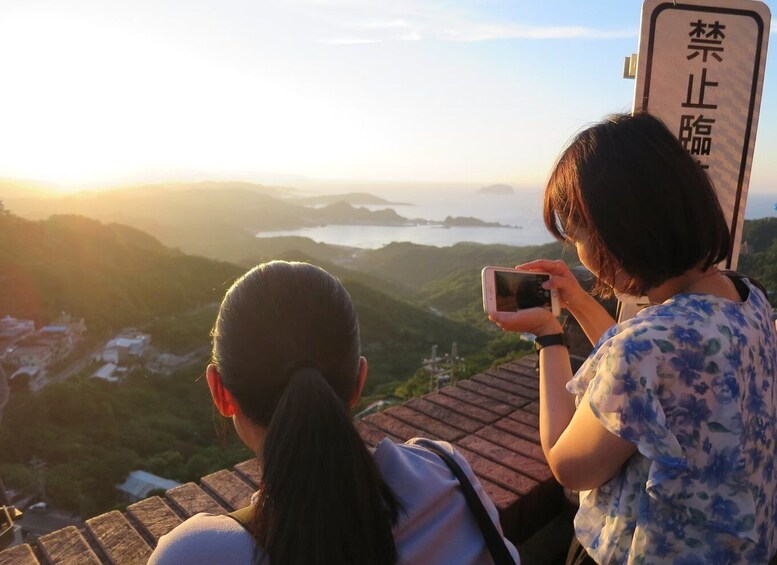 Picture 1 for Activity Taipei: Private City Sightseeing Tour with Driver