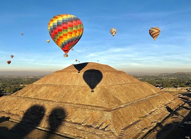 Mexico City: Ballon Flight + Breakfast + Guide in Pyramids