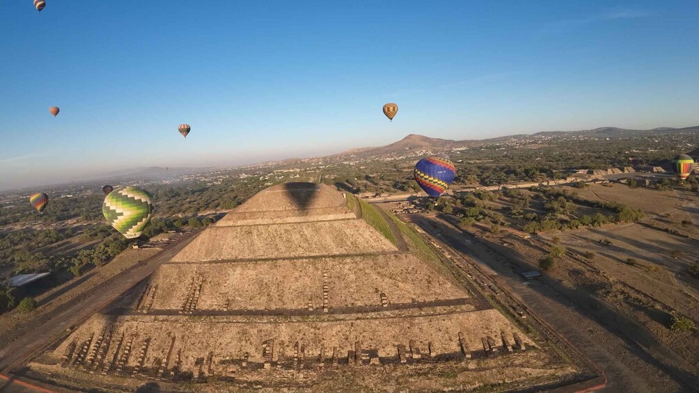 Picture 2 for Activity Mexico City: Ballon Flight + Breakfast + Pyramids Tour