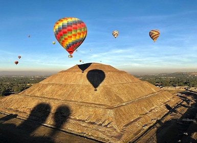 Mexico City: Ballon Flight + Breakfast + Guide in Pyramids