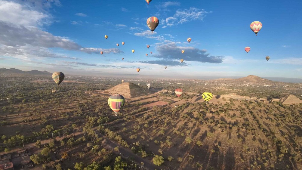 Picture 6 for Activity Mexico City: Ballon Flight + Breakfast + Pyramids Tour