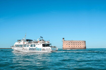 La Rochelle: Fort Boyard Guided Boat Trip