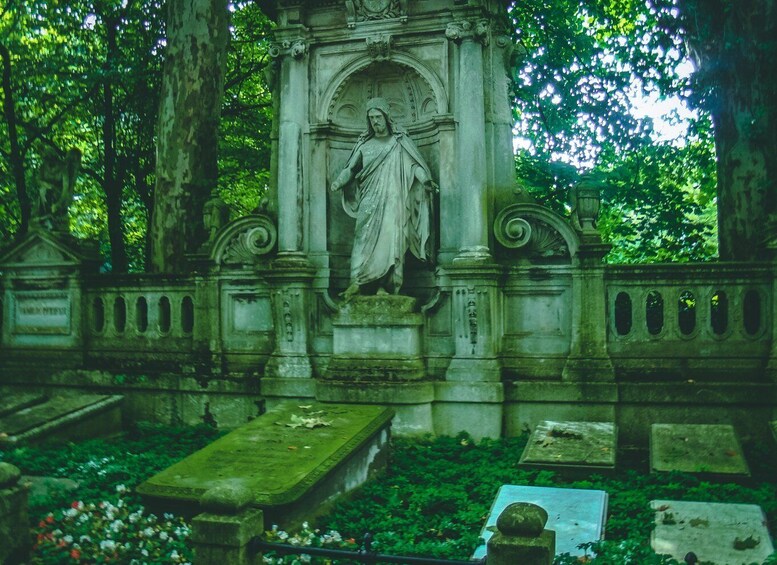 Picture 7 for Activity Cologne: Melaten Cemetery with Old Town Private Tour