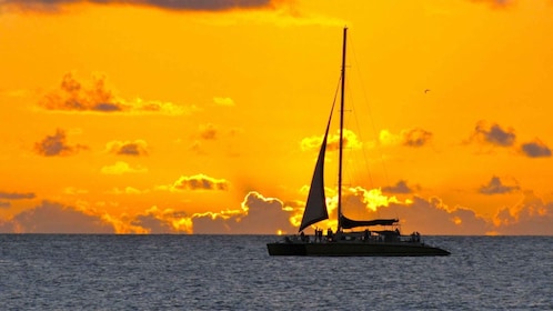 Cambrils: Costa Dorada Sunset Catamaran Cruise with Drinks