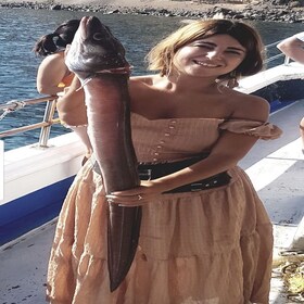 Santorini: viaje privado en barco de pesca en alta mar por la mañana