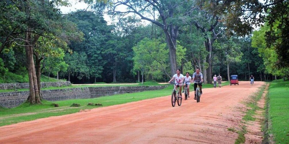 Sigiriya: All Inclusive-Village Cycling Tour!