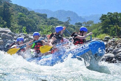 La Fortuna/Arenal: Rafting Class III & IV at Sarapiquí River