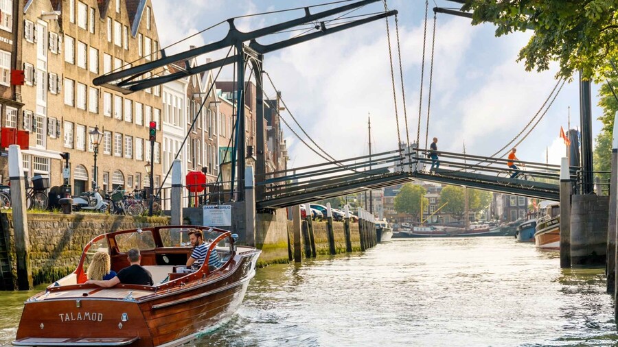 Dordrecht: City Walking Tour with Boat Ride