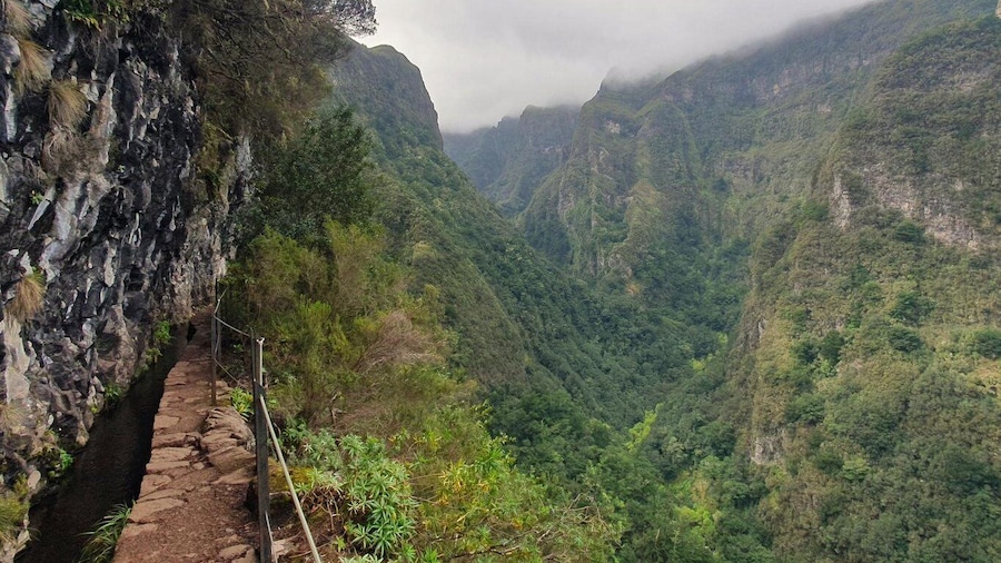 Caldeirão Verde: Queimadas PR9 Transfer Hike