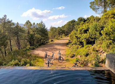 Vélo de montagne électrique dans le parc national de la Sierra de las Nieve...