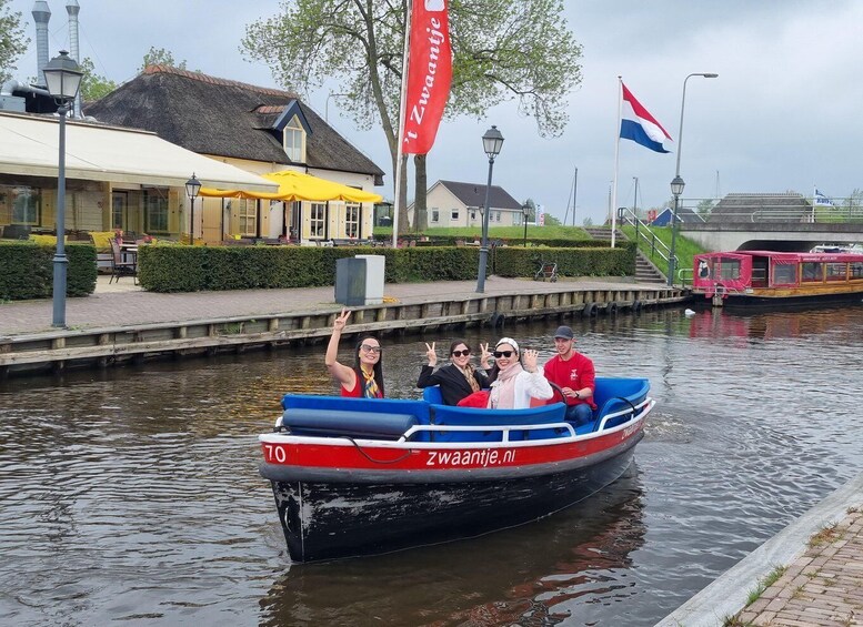 Giethoorn private tour with open boat and local captain