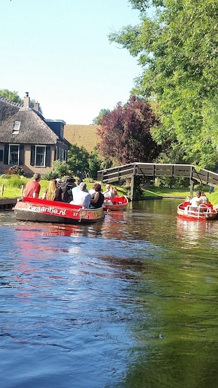 Picture 1 for Activity Giethoorn private tour with open boat and local captain