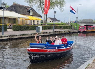 Giethoorn private tour with open boat and local captain