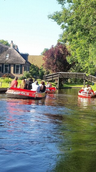 Picture 1 for Activity Giethoorn private tour with open boat and local captain