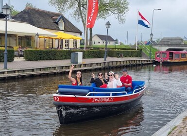 Giethoorn private tour with open boat and local captain