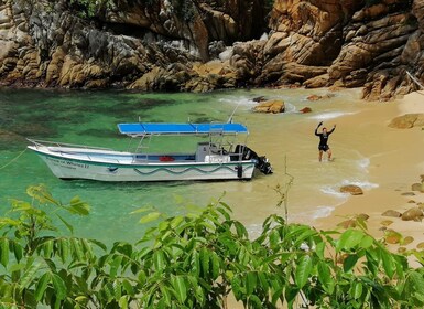 Puerto Vallarta: viaje privado en barco a Yelapa con esnórquel