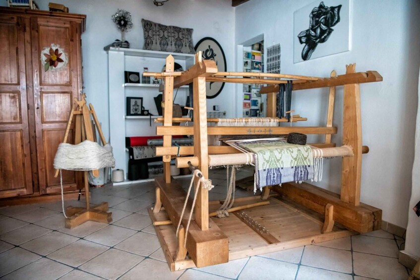 Villacidro: Sardinian weaving workshop local experience