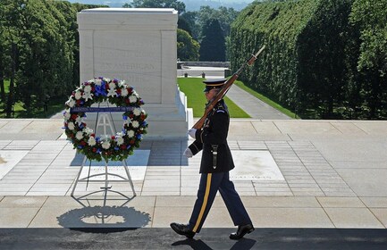 Upacara Peringatan dan Penjagaan Arlington dengan Iowa Jima Memorial