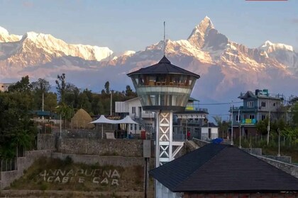 Pokhara: Seilbahntour - Vogelperspektive auf Berg und See