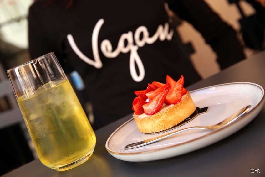 Lyon: Croix-Rousse District Vegan Food Tour with Tastings