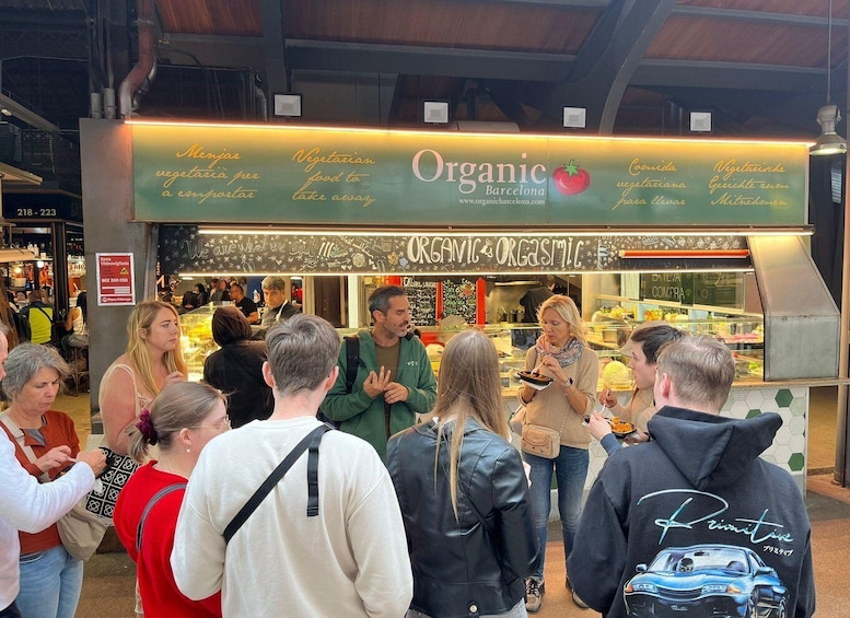 Barcelona: Street Food & Sightseeing Tour with Local Market