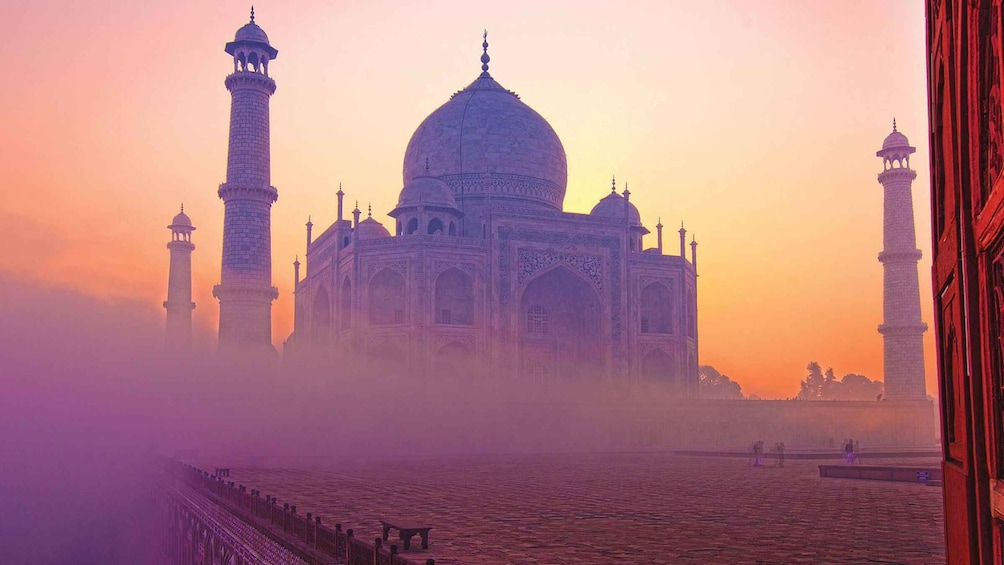 Jaipur: TajMahal Sunrise Tour with Fatehpur Sikri & Abhaneri