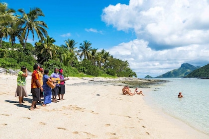 Fiji: Barefoot Kuata Resort Full Day Trip with Lunch