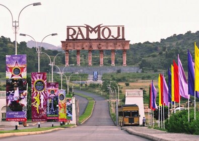 Tagesausflug zum Sanghi-Tempel und zur Ramoji Film City (Private Tour)