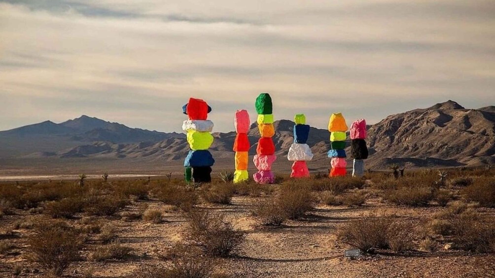 Las Vegas: Private 7 Magic Mountains and Vegas Sign Car Trip