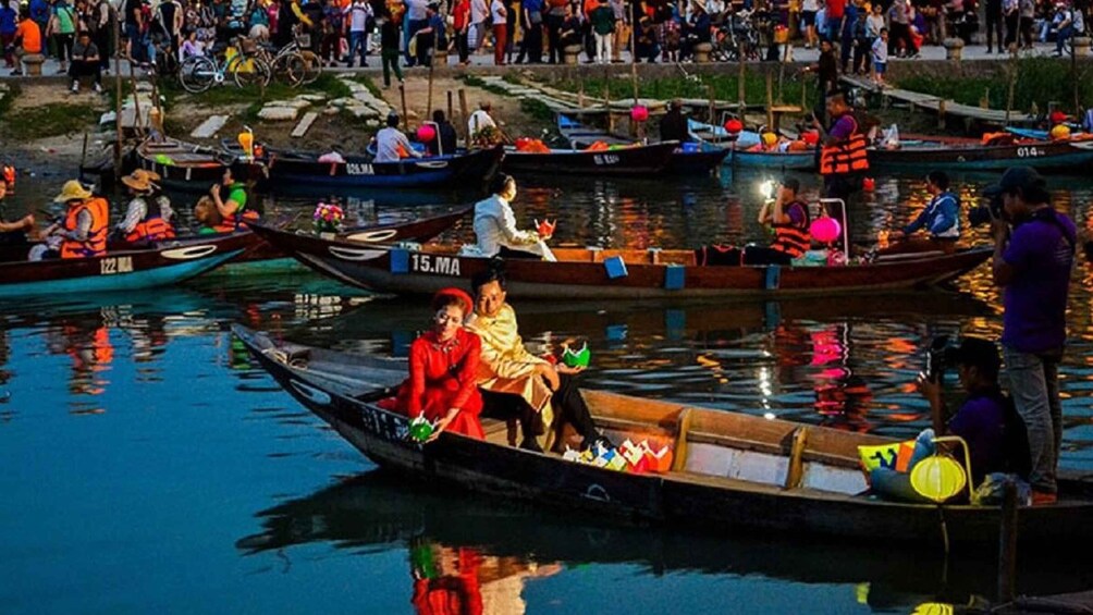 Picture 6 for Activity Hoi An: Floating Flower Lantern River Boat Ride at Night