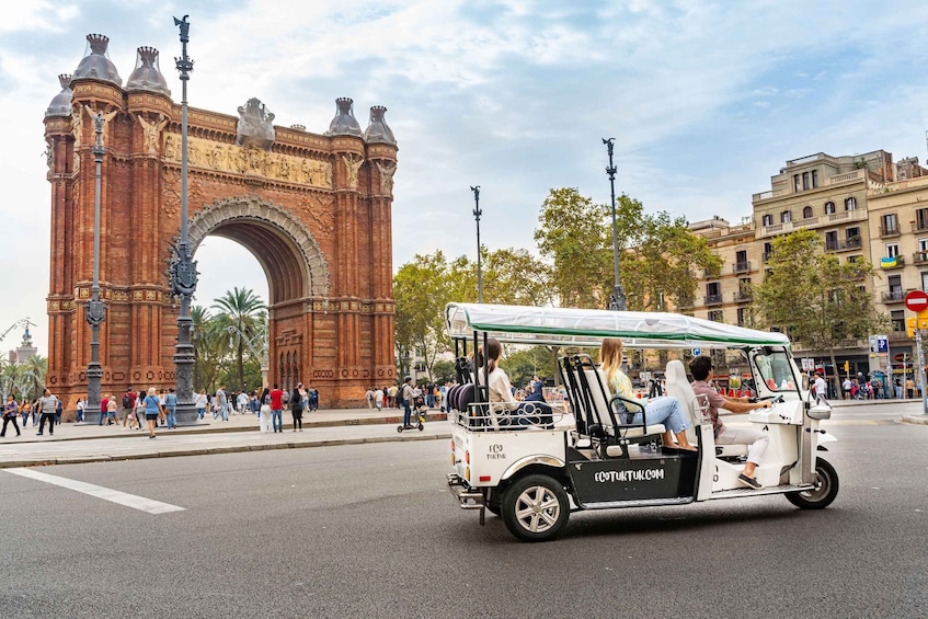 Barcelona: Private City Tour by Eco Tuk Tuk