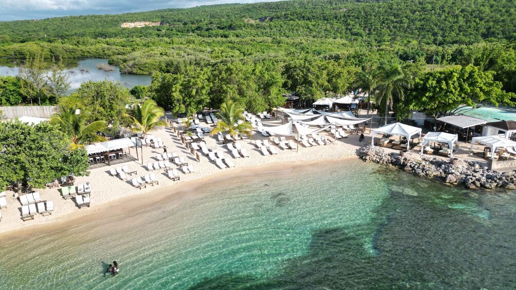 Montego Bay: Bamboo Beach Club with Lunch and Cocktails