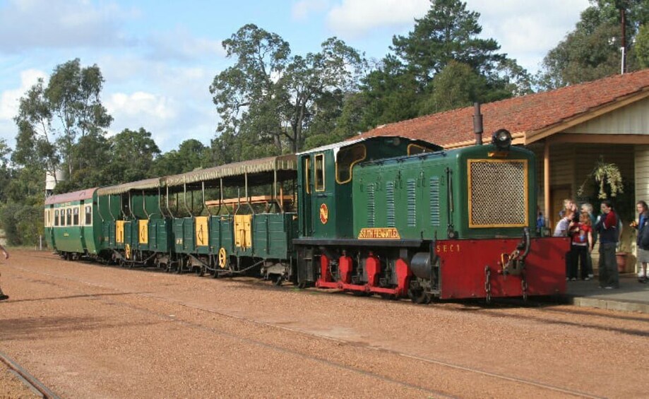 Dwellingup: Guided Hike and Scenic Train Ride with Lunch