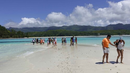 Mahé : Excursion d'une journée en bateau à fond de verre avec plongée en ap...