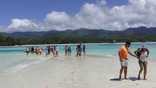 Mahé : Excursion d'une journée en bateau à fond de verre avec plongée en ap...